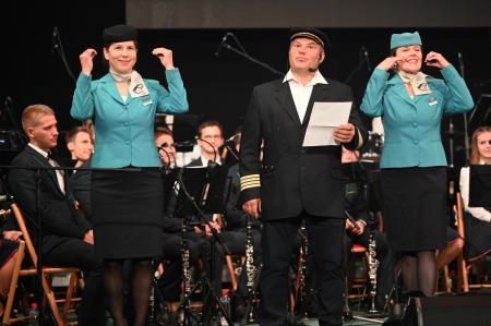 Pilot Grega in stevardesi